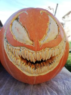 a pumpkin with its mouth open and it's teeth slightly opened to the side