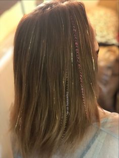 Pyrite strands with a couple of textured colour pops - pink and natural hair feathers! #hairfeathers #hairsparkles Hair Sparkles, Tinsel Extensions, Festival Eye Makeup, Organization Apartment, Hair Feathers, Apartment Hacks, Golden Highlights, Hair Tinsel, Fairy Hair