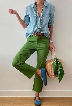 Green Pants Outfit Fall, Olive Green Jeans Outfit, Outfits With Yellow, Luxury Photography, Classy Fashion, Mode Casual, Green Pants, Casual Work Outfits, Fashion Mistakes