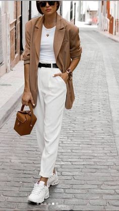 40plus Fashion Over 40, Beige Outfit Ideas Casual, Newest Fashion Trends 2023, Natural Creative Style Outfit, White Tailored Pants Outfit, Shoes Summer 2023, Look 2023, Camel Blazer, Blazer Outfits Casual