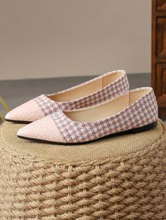 These Commuter Chic flat shoes feature an elegant pointed toe and patchwork design in a stylish autumn pink color. Perfect for the woman on the go, these flats combine comfort and sophistication for a chic and fashionable look. Step up your commuter style with these sleek and versatile shoes. Color : Pink Upper Material : Fabric Lining Material : PU Leather Insole Material : PU Leather Outsole Material : PU Leather Pink Low Heel Ballet Flats For Spring, Beige Pointed Toe Flats For Fall, Spring Pink Ballet Flats With Flat Heel, Pink Ballet Flats For Spring, Pink Spring Ballet Flats, Chic Pink Almond Toe Ballet Flats, Beige Pointed Toe Flats For Spring, Pink Round Toe Flats For Work, Spring Beige Pointed Toe Flats