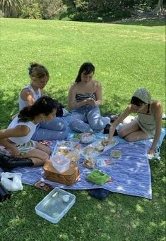 Picnic Inspiration, Friend Activities, Photographie Portrait Inspiration, Picnic Date, Summer Goals