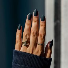 Creative dark nail design ideas with gothic and marble nail designs Goth Nails Blue, Gothic Nail Designs, Nail Designs Short, Dark Blue Nails