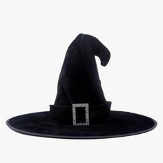 a black witches hat with the letter d on it