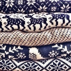 It’s snowing outside and I am prepared to be cozy, warm and happy ❄️ Motif Fair Isle, Wit And Delight, Classy Girls Wear Pearls, Nordic Sweater, Classy Girl, Baby Cold, Ravenclaw, Girls Wear, Winter Time