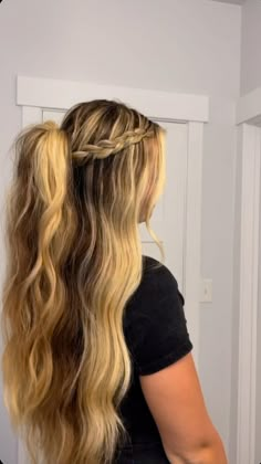 Twist and Twirl: Gorgeous Christmas Hairstyles for a Magical Celebration Dinner Dance Hairstyles, Catering Hairstyles, Hairstyles With Curled Hair, Dinner Attire, Κούρεμα Bob, Work Hair, Formal Hairstyles For Long Hair, Formal Hair