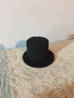 Small black top hat Small Top Hat, Masquerade Ball Outfits, Mini Hats, Wine Bottle Topper, Black Top Hat, Bottle Toppers, Mini Top Hat, Felt Patterns, Doll Hat