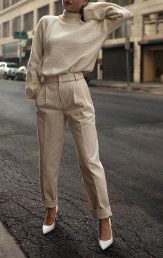 Winter Office Wear, Minimalist Moda, Minimalistic Outfits, Beige Pants, Neue Outfits, Business Outfit, 가을 패션, Mode Vintage, Work Attire