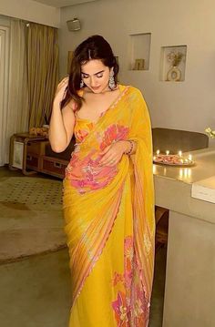 Kusha Kapila, Mehandi Outfit, Shimmer Saree, Mehendi Outfits, Simple Saree Designs, Fancy Sarees Party Wear, Traditional Indian Dress, Indian Saree Blouses Designs