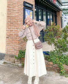 #OOTDRok #CasualSkirt #FashionWanita #OOTD #RokCasual #WomenStyle #CasualOutfit Outfit Kuliah Hijab, Ootd Korean Style Hijab, Outfit Hijab Casual Rok, Style Hijab Casual, Korean Style Hijab, Fesyen Islam, Ootd Hijab Style, Ootd Korean Style, Tutorial Hijab Pashmina