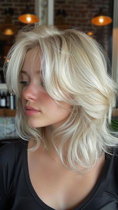 25 Ethereal Platinum Blonde Hair Color Inspirations to Envy Blonde And Copper Short Hair, Blonde 80s Hair, Frosted Tips Women Hair, Anne Core, Frosted Tips, Platinum Blonde Hair Color, Hair Inspiration Short, Blowout Hair, Blonde Hair Inspiration