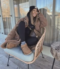 Ugg Ultra Mini Outfit, Mini Uggs Outfit, Leggings Casual Outfit, Black Leggings Casual, Leggings Outfit Ideas, Comfy Outfits Winter, Mini Outfit, Black Leggings Outfit