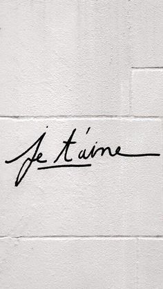 a white wall with writing on it that says,'je t aime '