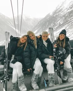 Cute Ski Outfits For Women, Foto Best Friend, Ski Outfits, Ski Bunnies