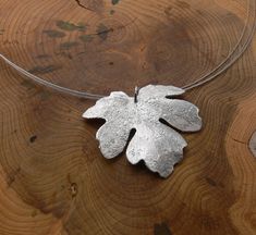 Fig leaf hammered aluminum necklace, hammered aluminum fig leaf, stainless steel finishing, figs, organic .  Matching earrings :  https://www.etsy.com/nl/listing/905785284/gehamerde-vijgenblad-oorbellen-gehamerde?click_key=33791c7a037249c88220393afcf8190f818dedea%3A905785284&click_sum=2221731d&ref=shop_home_active_2&sts=1 All our jewels are always finished with very durable stainless steel, which means they do not change color and are very strong . Silver Leaf-shaped Jewelry For Jewelry Making, Metal Leaf-shaped Jewelry, Silver Leaf-shaped Metal Jewelry, Handmade Sterling Silver Leaf-shaped Jewelry, Silver Leaf-shaped Adjustable Jewelry, Art Nouveau Necklaces, Fig Leaves, Leaf Jewelry, Gorgeous Necklaces