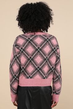 Get ready for trendsetting 'fits all winter long in the Steve Madden Becka Pink and Black Plaid Long Sleeve Pullover Sweater! Soft and stretchy sweater knit boasts an edgy, plaid design as it shapes long sleeves and a crew neckline. Relaxed bodice continues down to a subtly cropped hem. Ribbed knit accents the neckline, cuff, and hem. Fit: This garment fits true to size. Length: Size medium measures 21" from shoulder to hem. Bust: Great for any cup size. Waist: Loosely Fitted. Undergarments: May Plaid Pullover, Puff Sleeve Sweater, Long Sleeve Pullover Sweater, Plaid Design, Black Plaid, Tops Fall, Winter Fashion Outfits, Long Sleeve Pullover, Pullover Sweaters