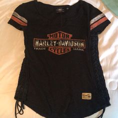 Black And Orange Short Sleeve Never Worn Harley Davidson Shirt Ties On Side. Size Xs Harley Davidson Outfits, Women Harley Davidson, Harley Davidson Womens Clothing, Thrifting Ideas, 90s Early 2000s Fashion, Summer Thrift, Wardrobe Pieces, Harley Davidson T Shirts, Fire Fits