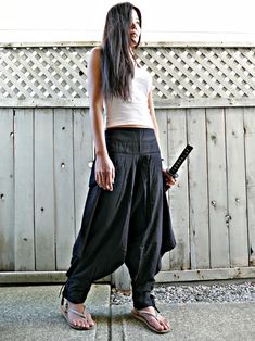 Samurai Pants, Women Hats Fashion, Older Women Fashion, Women Fashion Edgy, Womens Fashion Edgy, Outfits With Hats, Parkour, Plain Black, Women's Summer Fashion