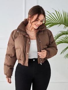 Brown Jacket Outfit Woman Winter, Campera Puffer Outfit, Brown Jacket Outfit Winter, Brown Jacket Outfit Woman, Outfits With Puffer Jackets, Puffer Jacket Outfit Winter Style, Campera Puffer