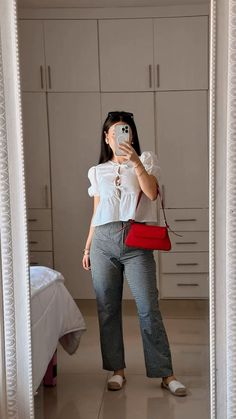 White Top And Pants Outfit, Outfits With White Bag, How To Style Bags With Outfit, 2024 Petite Fashion, Red Bag Outfit Casual, Red And White Outfit Casual, Red Top Outfit Casual, Alpargatas Outfit, Gingham Pants Outfit