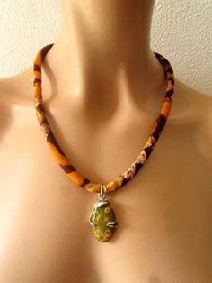 Simple mais joliment montée en pendentif de champignon en acier inoxydable. Ce collier dispose d’un tissu de batik et de Pierre naturels. L’ovale en forme de Pierre fixé à une belle main tissu de batik qui a les mêmes couleurs que le naturel teint Pierre que j’ai cousu dans un cordon et fini Batik Jewelry, Mushroom Pendant, Brown Necklace, Fabric Necklace, Natural Stones Necklace, Natural Stone Jewelry, Blue Throw Pillows, African Beads, Everyday Accessories