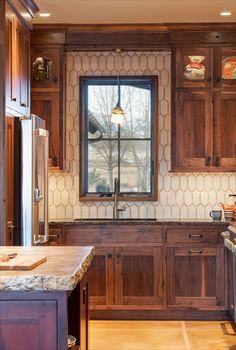 kitchen design ideas with island Wood Stained Shaker Cabinets, Kitchen Ideas Walnut Cabinets, Rustic Walnut Kitchen Cabinets, Log Cabin Kitchen Backsplash, Black Walnut Cabinets, Pecan Kitchen Cabinets, Kitchen Ideas With Wood Cabinets, Cabin Kitchen Backsplash, Walnut Kitchen Cabinets Color Schemes