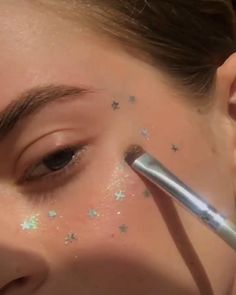 Face Rhinestones Make Up Festival, Makeup With Star Glitter, Glitter Around Eyes, Sparkle Face Makeup, Glitter Cheek Makeup, Euphoria Makeup Products, Glitter Gel Makeup Looks, Make Up For Festivals, How To Put Glitter On Face