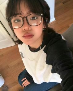 Glasses For People With Round Face, Glasses Ideas For Round Face, Selfie Ideas For Round Face, Black Glasses Outfit, Big Glasses Aesthetic, Round Face Glasses Frames, Specs Frames Women, Big Glasses Frames, Eyeglasses For Round Face