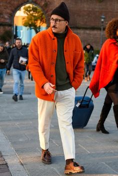 Like this: 1. A green knitted turtleneck sweater 2. White dress pants 3. Brown silk socks 4. A pair of brown Paraboot "Michael" shoes  Note: A black beanie is absolutely NOT a must (UNLESS your wife demands one - then it is). Orange Fleece Jacket, Orange Fleece, Your Honor, White Dress Pants, Fall Outfits Men, Mens Outfit Inspiration, Streetwear Men Outfits, Moda Vintage, Fashion Images