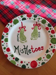 a plate with two green hands on it and the words mistle toes written in red