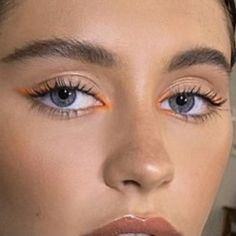 Blue Eyes Orange Makeup, Simple Colourful Makeup, Summer Concert Makeup, Simple Festival Makeup, Concert Makeup, Aesthetic Orange, Orange Makeup