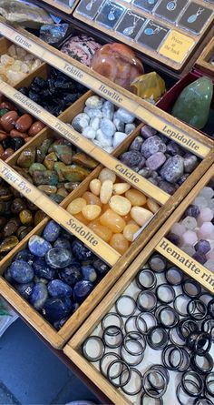 Crystals Store, Crystal Vibes, Crystal Aesthetic, Estilo Hippie, Market Stall, Spiritual Crystals, Pretty Rocks, Cool Rocks, Crystal Healing Stones