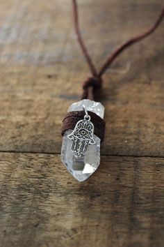 Crystal Wrapped Necklace, Tumblr Hipster, Estilo Hippie, Wrapped Necklace, Wrap Necklaces, Hamsa Hand, White Crystal, Bijoux Diy, Bohemian Jewelry