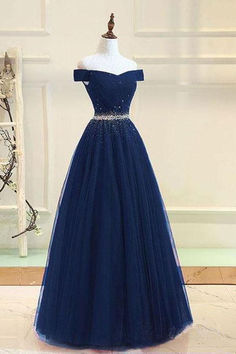 Cette robe de bal bleu marine A-line qui fait sensation ne manquera pas de faire tourner les têtes. Fabriqué à partir de tulle et orné de perles, le design à épaules dénudées crée un profil élégant mais spectaculaire. Parfait pour toute occasion spéciale.

Détail de l'article 

Tissu:Tulle
 Silhouette:A-ligne
 Manches:Sans manches
 Couleur : comme sur l'image, couleur personnalisée.
 Détails du dos : à lacets

Taille : taille personnalisée. Veuillez vérifier attentivement notre tableau des ta Blue Tulle Prom Dress, Navy Blue Prom Dresses, Off Shoulder Evening Dress, Tulle Evening Dress, Floor Length Prom Dresses, Blue Party Dress, Blue Evening Dresses, Dress Tulle, Prom Dresses Modest