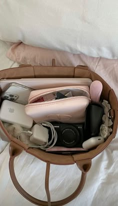 Whats In My Bag Uni Student Aesthetic, Uni Bag Ideas, Work Bag Aesthetic, Bag Organization Ideas, In My Bag School, School Tote Bags, Mom Purse, Airport Bag