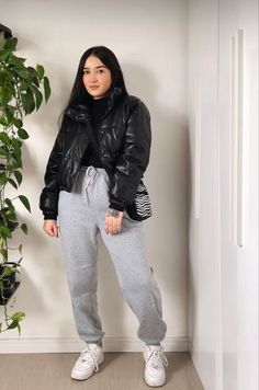 Outfits Invierno Juvenil Frio Casual, Joggers Outfit Winter, Outfits Con Pans, Pants Gris, How To Style Sweatpants, Joggers Outfit Women, Classy Winter Outfits, Style Sweatpants