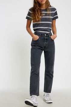 Black Mom Jeans Outfit, Outfit Converse, Straight Jeans Outfit, Jeans Urban Outfitters, Straight Leg Jeans Outfits, Jeans Flared, Mom Jeans Outfit, Black Mom Jeans, Jeans Destroyed