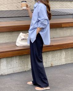 Minimal Outfit, Fashion Hacks Clothes, Casual Work Outfits, Blue Outfit, Casual Trousers, Basic Outfits, Oxford Shirt, Casual Style Outfits