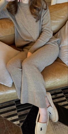 Old Money Wardrobe, Aesthetic Loungewear, Classy Loungewear, At Home Outfits, Money Outfit, Winter Mood, Lounge Outfit, House Clothes, Mode Abaya