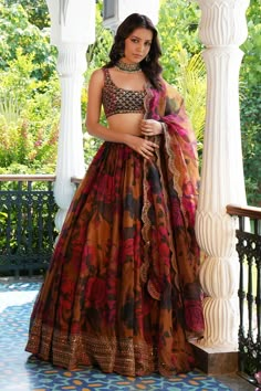 Blouse Design For Floral Lehenga, Lehenga Set Designs, Blouses On Lehenga, Lehenga For Women Indian Weddings, Floral Lehngas, Printed Lehenga Floral, Organza Lehenga Blouse Designs, Printed Lehenga Designs, Lehanga Styling