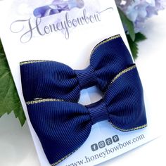 * Navy and gold hair bows  * Grosgrain ribbon  * Alligator clips  * Pair of hair bows  * Card included  * 3 inch classic bow shape  * Ready to dispatch  Plain navy grosgrain ribbon bows with a gold edge. The bows are 3 inches across and come on alligator clips. Alligator clips have teeth which grip the hair well. You can send these navy hair bows directly to the recipient and even add a gift message too! Snowflake Hair Bow, Christmas Gift Bow, School Bows, Christmas Headband Baby, Gold Hair Bow, Red Hair Accessories, Navy Hair, Blue Hair Bows, Blue Hair Accessories