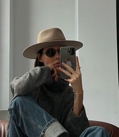 Black Flat Brim Hat Outfit, Instagram Details Photo, Brown Fedora Hat Outfit, Flat Brim Hat Outfit, Fedora Hat Outfit Summer, Rancher Hat Outfits, Brim Hat Outfit, Fedora Outfit, Hat Outfit Summer