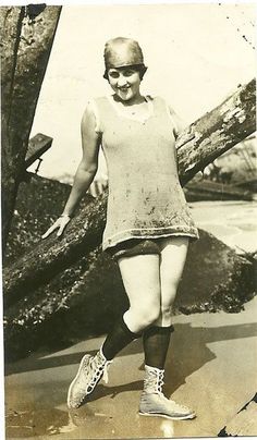 Edwardian Woman, Edwardian Women, Vintage Beach Photos, Beach Footwear, Early Photos, Bathing Beauty