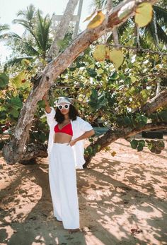 Pants Beach Outfit, White Linen Beach Pants, Dominican Republic Outfits, White Pants Outfit Summer, Vacation Outfit Inspiration, White Beach Outfit, White Linen Pants Outfit, White Beach Pants, White Linen Outfit