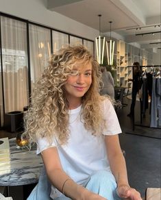 Curly Blonde Hair Women, Beige Blonde Curly Hair, Blonde Curly Hair Color, Blond Curly Hair Girl, Blonde Highlights On Brown Hair Curly, Curly Hair Blonde Balayage, Light Blonde Curly Hair, Blonde Balayage Curly Hair Natural, Curly Blonde Girl