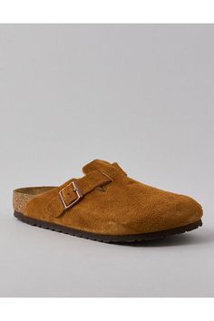 Suede leather upper/Suede footbed lining keeps you comfortable/EVA sole is flexible and lightweight/Adjustable strap with metal pin buckle/“Made in Germany” quality stamp on footbed/Not eligible for promotions | Only ships within the USA Classic Suede Clogs With Buckle Closure, Classic Outdoor Clogs With Textured Footbed, Mens Birkenstock Clogs Outfit, Sandals Outfit Men, Birkenstock Clogs Outfit, Boston Soft Footbed, Clogs Outfit, Birkenstock Men, White Jeans Men