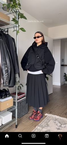 Sweatshirt Skirt Outfits, Sweatshirt With Skirt, Japan Outfits, Muslim Outfits Casual, Winter Skirt Outfit, Cold Outfits, Autumn Outfit, Japan Fashion