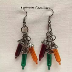 Cool earring idea using Christmas bulbs!!! Holiday Beaded Jewelry, Diy Christmas Earrings, Christmas Beads Craft, Recycled Christmas, Christmas Beads, Pearl Beaded Bracelet, Vintage Jewelry Repurposed, Quilled Jewellery