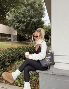 coffee, coffee shop, fall boots, uggs, fall boots, winter boots, catsuit, turtleneck, updo, hair ideas, hair inspo Modele Fitness, Look Legging, Cold Outfits, Fall Fit, Mode Inspo, Autumn Outfit, Outfit Inspo Fall, Fall Fashion Outfits, Winter Fashion Outfits