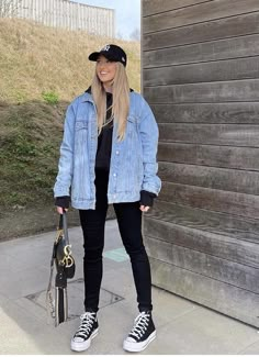 Autumn Outfits In Canada, Black Jeans With Converse, Over Sized Denim Jacket Outfit, Jean Jacket Fits, Cold Outfits, Easy Trendy Outfits, Fashion Hacks Clothes, Sporty Outfits